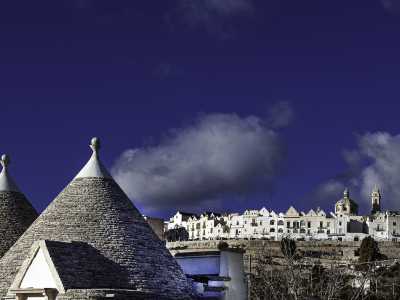 Si passa poi da Alberobello, la citt� dei trulli. Il trullo ha radice linguistica e architettonica nella Grecia classica: deriva dalle th�los, strutture architettoniche che nel mondo greco venivano utilizzate come tombe o templi religiosi 